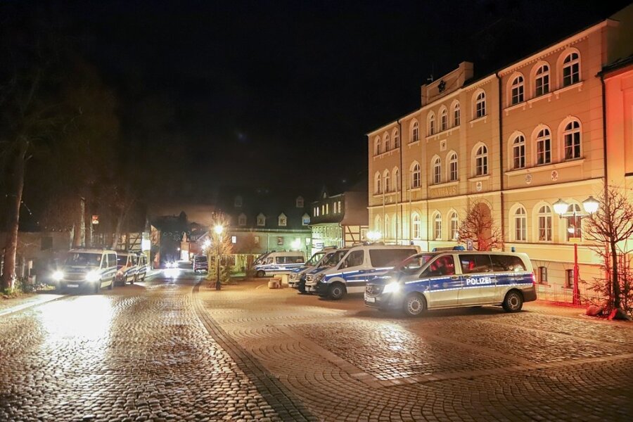 Polizei sichert am Montagabend den Zwönitzer Markt. 