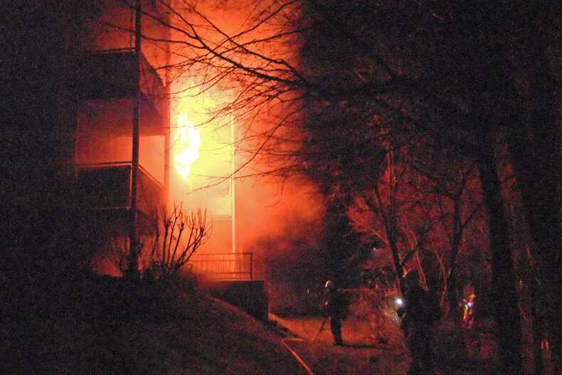UPDATE: Eine Tote und sieben Verletzte bei Wohnungsbrand - Heizdecke verursacht Feuer - 