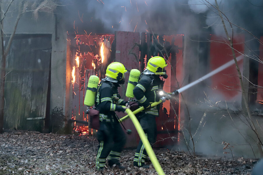 Update: Feuer in Industriebaracke- Polizei geht von Brandstiftung aus - In einer Baracke neben dem ehemaligen Industriewerk an der Zwickauer Straße hat es am Montagabend gebrannt.