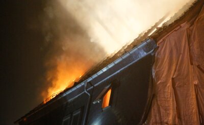 Update: Feuer in Mehrfamilienhaus - Ermittlungen laufen - Bereits zum zweiten Mal brannte der Dachstuhl eines Mehrfamilienhauses in Frankenberg.