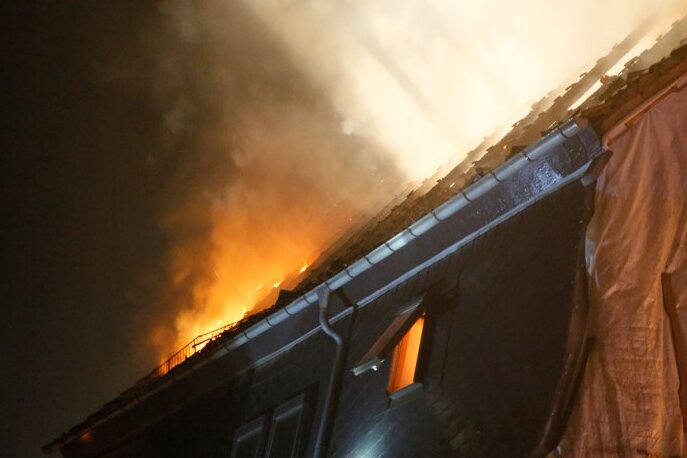 Update: Feuer in Mehrfamilienhaus - Ermittlungen laufen - Bereits zum zweiten Mal brannte der Dachstuhl eines Mehrfamilienhauses in Frankenberg.