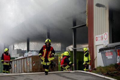 Update: Großbrand in Grießbacher Mülldeponie gelöscht - Laut Unternehmen keine Gefahr für Anwohner - 