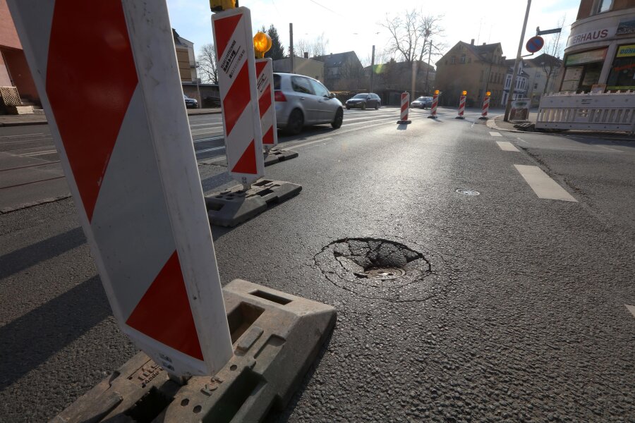 Update: Grund für Absenkung von Straße in Zwickau steht fest - Autofahrer können am abgesperrten Bereich auf der Marienthaler Straße vorbei fahren.