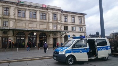 Update: Herrenlose Gepäckstücke im Chemnitzer Hauptbahnhof - Polizei gibt Entwarnung - Reisende warteten vor dem Bahnhof auf weitere Durchsagen. 17.15 Uhr gab es schließlich Entwarnung.