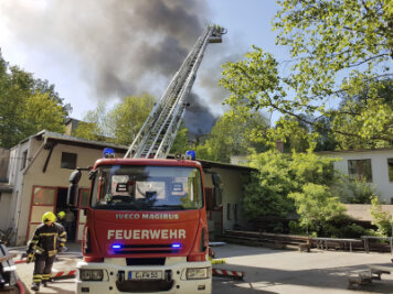 UPDATE: Leerstehende Lagerhalle in Flammen - 