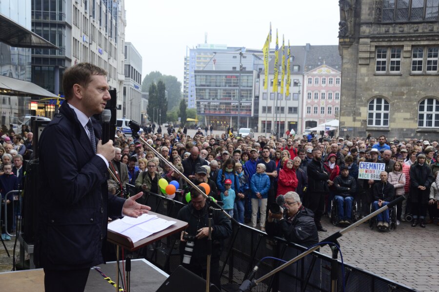 Sachsens Ministerpräsident Kretschmer spricht auf der Kundgebung der Chemnitzer Evangelischen Kirchen.
