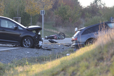 Update: Motorradfahrer stirbt bei Unfall in Oelsnitz/V. - fünf Schwerverletzte - Ein tödlicher Unfall hat sich am Samstagnachmittag in Oelsnitz/V. ereignet.