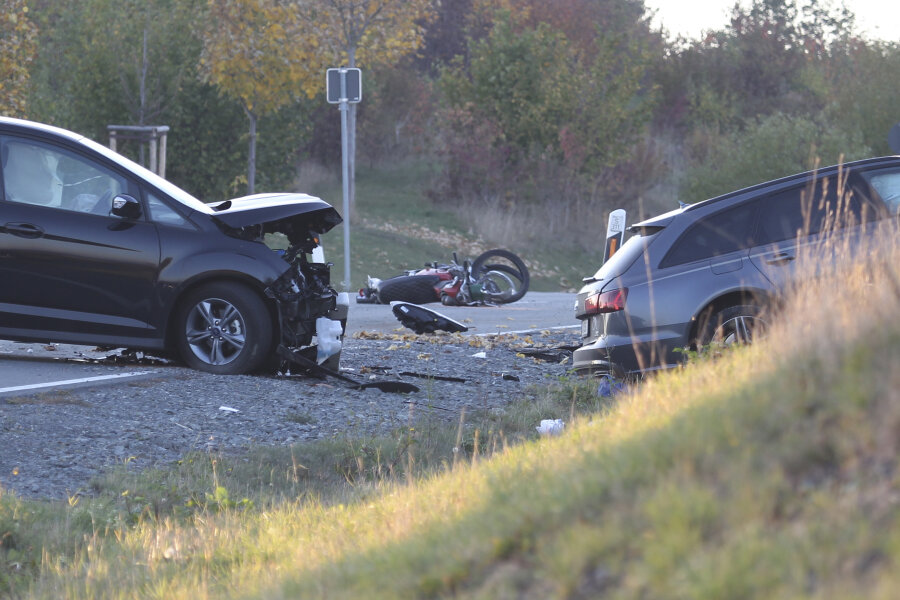 Update: Motorradfahrer stirbt bei Unfall in Oelsnitz/V. - fünf Schwerverletzte - Ein tödlicher Unfall hat sich am Samstagnachmittag in Oelsnitz/V. ereignet.