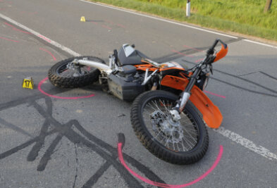 Update: Motorradfahrer stirbt nach Unfall bei Oberlichtenau - Ein 54-jähriger Motorradfahrer stirbt bei einem Unfall am Sonntag in Lichtenau.