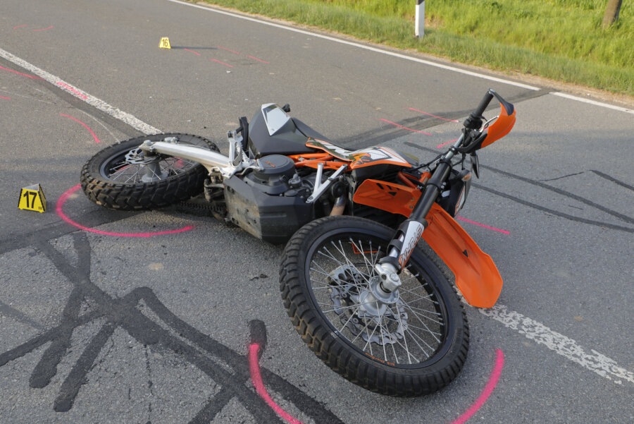 Update: Motorradfahrer stirbt nach Unfall bei Oberlichtenau - Ein 54-jähriger Motorradfahrer stirbt bei einem Unfall am Sonntag in Lichtenau.