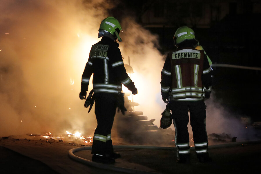 Update: Nach Brand auf Kita-Gelände ermittelt Extremismus-Abwehrzentrum - Ein Gartenhäuschen hat am Donnerstagabend auf dem Gelände einer jüdischen Kita in Chemnitz gebrannt.