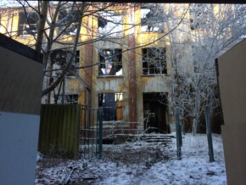 Update: Nach Brand in Industriegebäude - Polizei sucht Zeugen - Nach dem verheerenden Großbrand in der Nacht zu Mittwoch ist das Gebäude an der Turnstraße einsturzgefährdet.