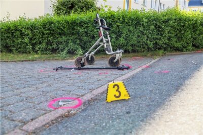 Update: Polizei nennt Details zum tödlichen Unfall in Schneeberg - Die Polizei sicherte die Spuren des tödlichen Unfalls.