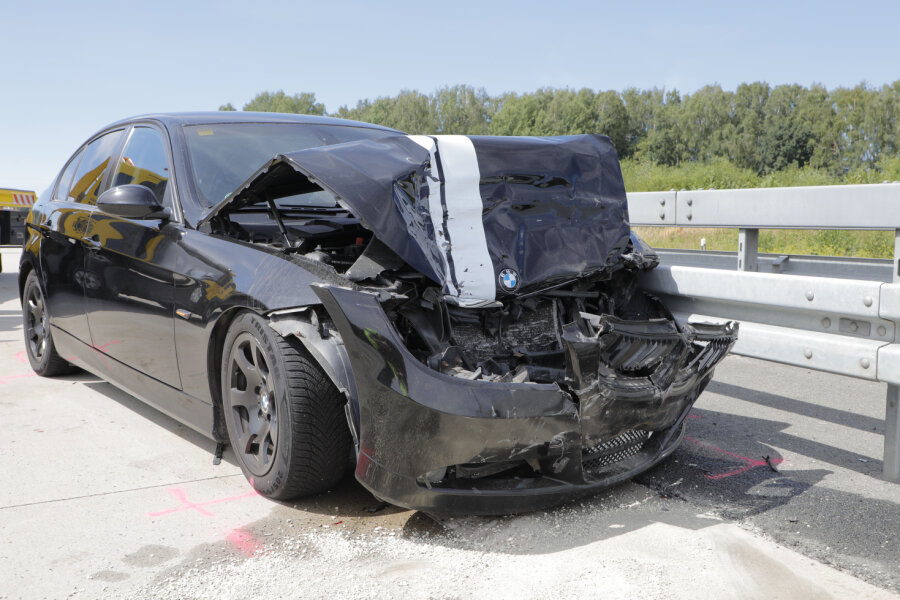 Update: Säugling bei Unfällen auf A4 schwer verletzt - Im Rückstau war ein BMW auf einen Mercedes aufgefahren.