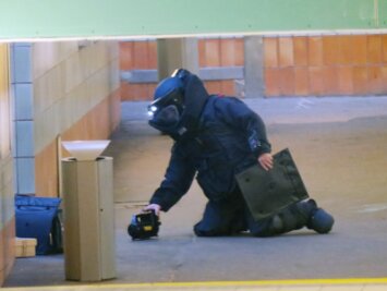 UPDATE: Sperrung am Chemnitzer Hauptbahnhof aufgehoben - Gepäck harmlos - Spezialkräfte der Bundespolizei untersuchten die Gepäckstücke.