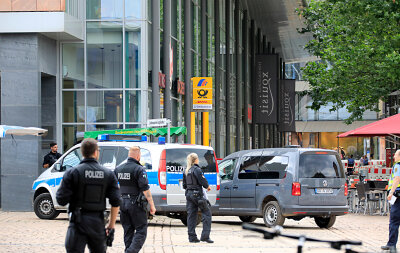 Update: Sperrung im Chemnitzer Zentrum aufgehoben - Die Polizei war nach dem Fund eines herrenlosen Koffers mit einem Großaufgebot im Chemnitzer Zentrum im Einsatz.