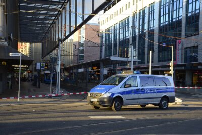 Update: Sperrungen im Chemnitzer Zentrum nach Drohanruf aufgehoben - Am Freitagnachmittag wurde die Zentralhaltestelle abgesperrt.