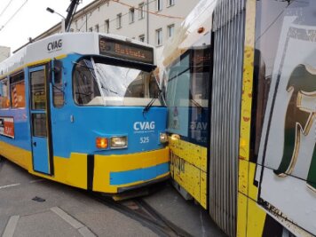 Update: Straßenbahn-Unfall in Chemnitz - Zwei Verletzte, riesiger Schaden - Zwischen Reitbahnstraße und Annenstraße kam es zur Kollision.