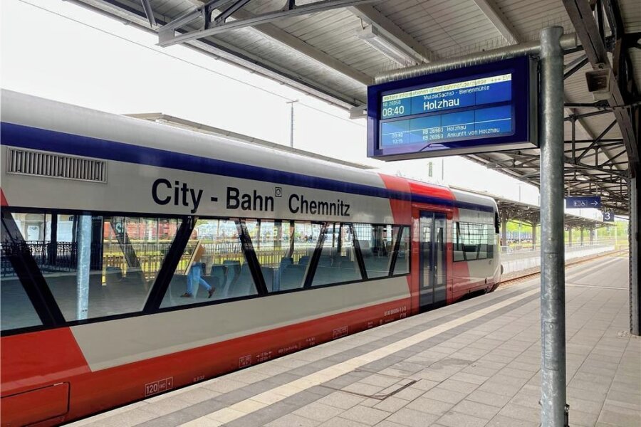 Update: Züge zwischen Freiberg und Holzhau fahren wieder - Die Citybahn Chemnitz hilft am Freitag auf der Bahnstrecke Freiberg-Holzhau aus, hier ein Foto am Bahnhof Freiberg. 