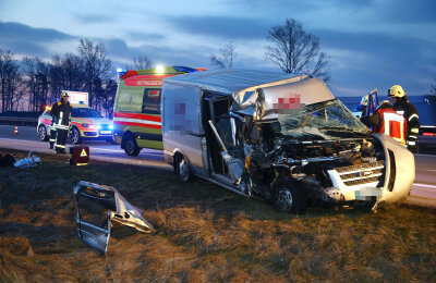 Update: Zwei Schwerverletzte bei Kollision zwischen Kleintransporter und Lkw auf A4 - 