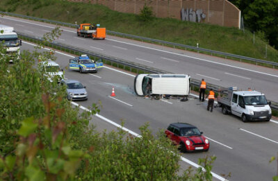 UPDATE: Zwei Verletzte bei Unfall auf der A4 zwischen Hohenstein-Ernstthal und Wüstenbrand - 