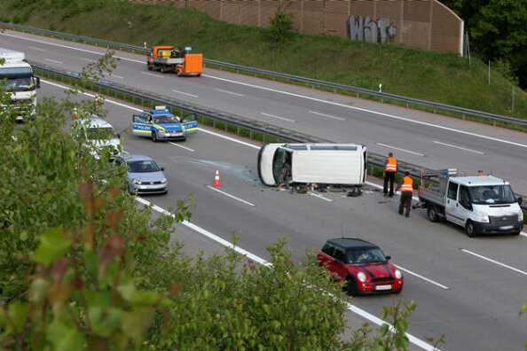 UPDATE: Zwei Verletzte bei Unfall auf der A4 zwischen Hohenstein-Ernstthal und Wüstenbrand - 