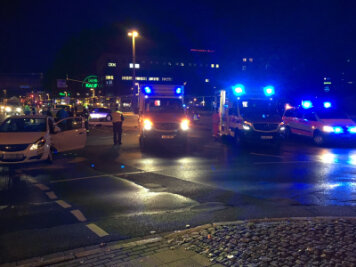 Update: Zwei Verletzte bei Unfall auf Kreuzung Bahnhofstraße/Zschopauer Straße - 