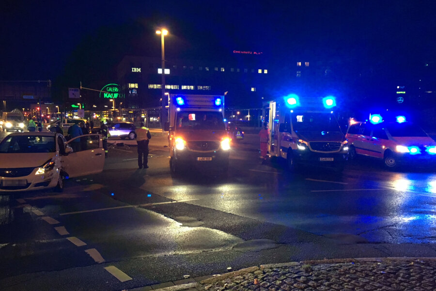 Update: Zwei Verletzte bei Unfall auf Kreuzung Bahnhofstraße/Zschopauer Straße - 