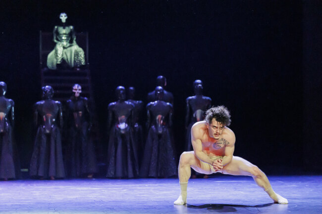 Uraufführung des Tanzabends "Masken" in Zwickau: Stehende Ovationen! -  "Masken" in der Choreografie von Sergei Vanaev mit einem herausragenden Lucien Zumofen.