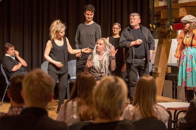 Eine gelungene Uraufführung: Zu Pfingsten zeigten Laienschauspieler im Malzhaus erstmals das Stück "Skandal!" - ein Beitrag zum diesjährigen Stadtjubiläum.