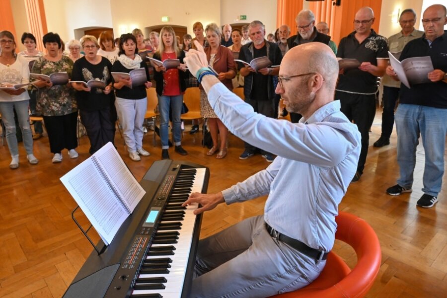 Andreas Pabst Foto (vorn) bei einer abschließenden Probe für das Corona-Requiem mit der Singakademie Chemnitz im Saal der Annenschule. Sein Werk wird am kommenden Samstag in der Petrikirche uraufgeführt. 