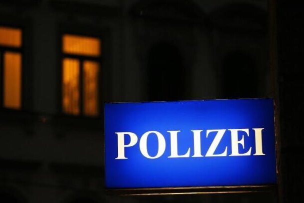 Urkundenfälscher im Fernreisebus verhaftet - Im Gefängnis geendet hat für einen Mann (37) in der Nacht zum Dienstag die Fahrt in einem Fernreisebus auf der A 72 bei Oelsnitz. Er war eine Geldstrafe schuldig geblieben.
