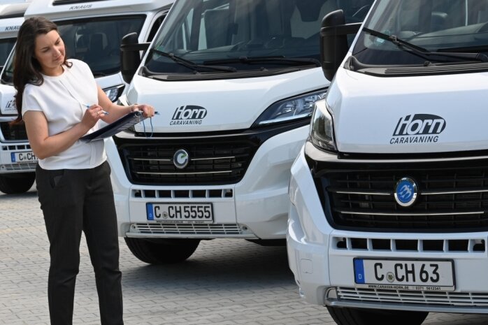 Beim Verleiher Horn-Caravaning kontrolliert Mitarbeiterin Lilia Surkowa-Jendrok die reservierten Fahrzeuge, die laut dem Firmeninhaber zu Beginn der Sommerferien bereits nahezu ausgebucht sind. 