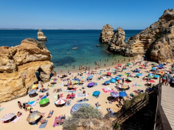            Nach der Aufhebung der Reisewarnung für die Algarve ist die portugiesische Küstenregion für Deutsche wieder beliebtes Urlaubsziel. Wer von dort heimkehrt, muss nicht mehr in Quarantäne.