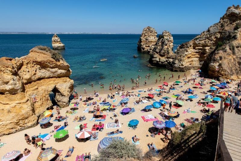            Nach der Aufhebung der Reisewarnung für die Algarve ist die portugiesische Küstenregion für Deutsche wieder beliebtes Urlaubsziel. Wer von dort heimkehrt, muss nicht mehr in Quarantäne.