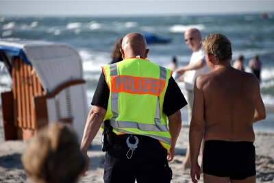 Urlauber aus Sachsen ertrinkt in der Ostsee - An der Ostseeküste Mecklenburg-Vorpommerns sind in diesem Jahr schon acht Menschen durch Badeunfälle gestorben. 