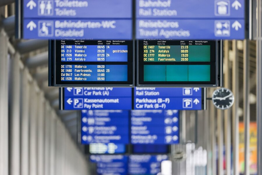 Urlaubsflieger starten von Leipzig/Halle und Dresden - Schilder und Anzeigentafeln zeigen verschiedene Flüge an.