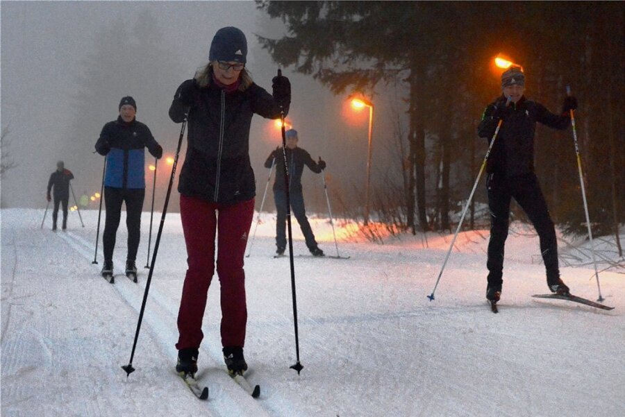 Urlaubsgebiete in Sachsen sehen sich für die Ferienwochen gut gerüstet - Die beleuchtete Skiloipe in Grünbach wird auch bei Nebel von Skifahrerinnen und Skifahrern gern genutzt.