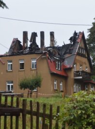 Ursache des Großbrandes in Dittersdorf bleibt unklar - Das Wohnhaus an der Dittersdorfer Straße bleibt für die nächste Zeit unbewohnbar und darf nicht mehr betreten werden. 