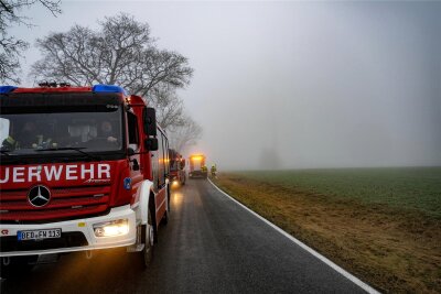 Ursache für Brand eines Windrades bei Clausnitz steht fest - Beim Brand der Windkraftanlage bei Clausnitz hatten die Einsatzkräfte am 27. Februar 2024 auch mit starkem Nebel zu kämpfen. Die Anlage ist nur schemenhaft rechts der Bildmitte zu erkennen.