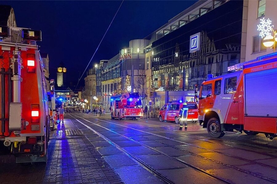 Ursache für Daueralarm im Plauener Einkaufszentrum gefunden - Zahlreiche Einsatzkräfte rückten aus, nachdem die Brandmeldeanlage der Kolonnaden ausgelöst hatte.