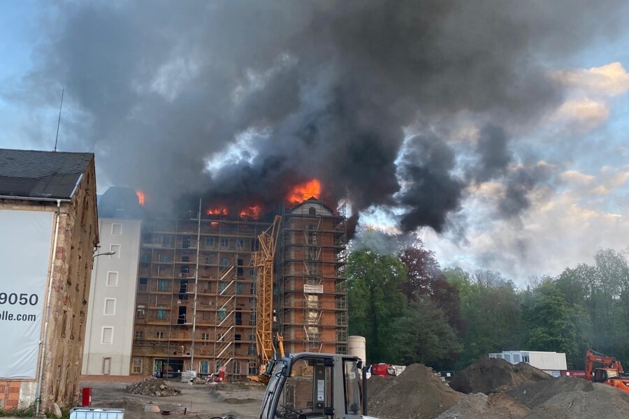 Ursache für Großbrand in Alter Baumwolle in Flöha steht fest - Kurz vor 20 Uhr war das Feuer ausgebrochen.