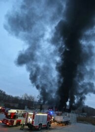 Ursache für Großbrand in Gersdorf steht fest - Aus der Halle auf dem Gelände eines Betonfertigteil-Produzenten drangen dichte schwarze Rauchwolken, die Dutzende Kilometer weit zu sehen waren.