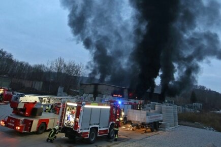 Ursache für Großbrand in Gersdorf steht fest - Aus der Halle auf dem Gelände eines Betonfertigteil-Produzenten drangen dichte schwarze Rauchwolken, die Dutzende Kilometer weit zu sehen waren.