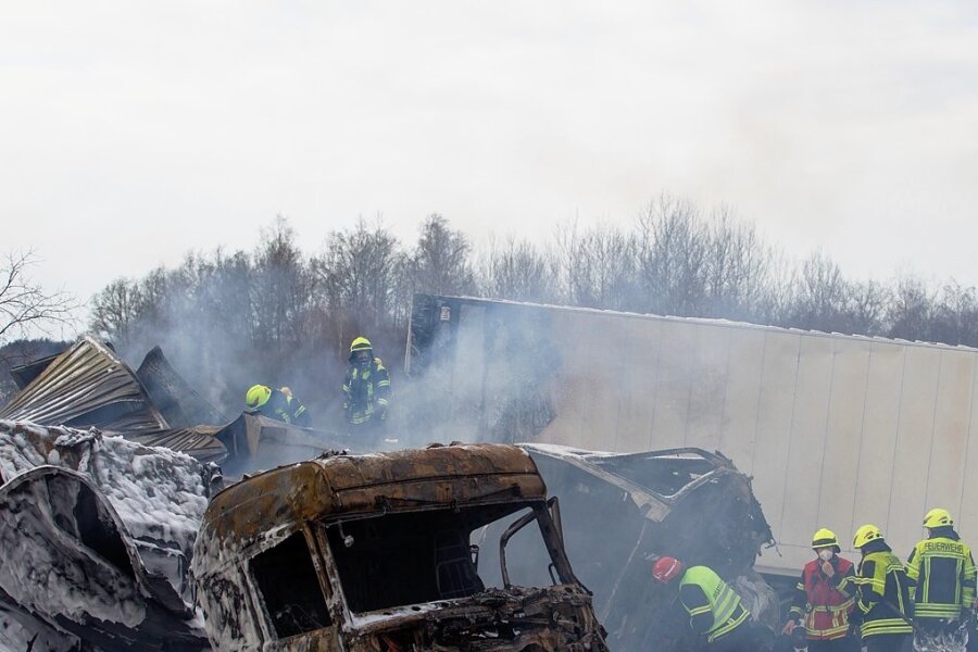 Die Trümmer der beiden Lkw blockierten am 22. Januar über mehrere Stunden die A 72 nahe der Anschlussstelle Plauen-Ost. Die Ermittlungen haben bisher keine Erkenntnisse zur Unfallursache gebracht. 
