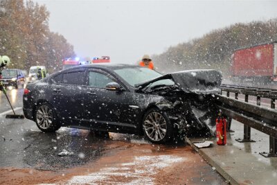 Ursache für Unfall mit Jaguar auf A 4 bei Frankenberg steht fest - Dieser Jaguar krachte bei Frankenberg auf der A 4 in die Leitplanke.