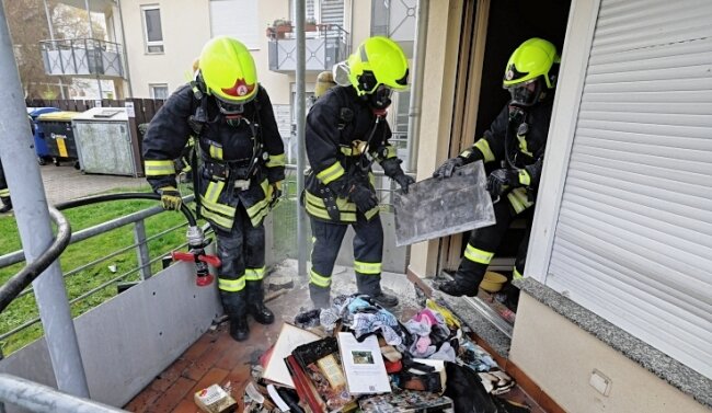 Ursache für Wohnungsbrand noch unklar - Zwar konnte das Feuer unter Kontrolle gebracht werden, die Wohnung im Erdgeschoss ist aber nun unbewohnbar. 