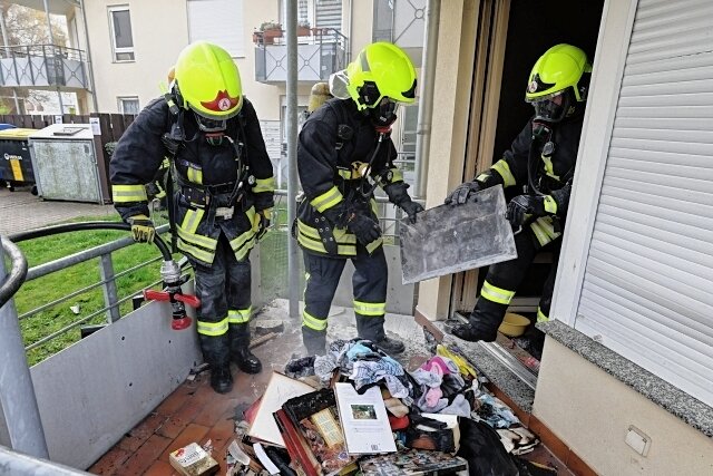 Ursache für Wohnungsbrand noch unklar - Zwar konnte das Feuer unter Kontrolle gebracht werden, die Wohnung im Erdgeschoss ist aber nun unbewohnbar. 