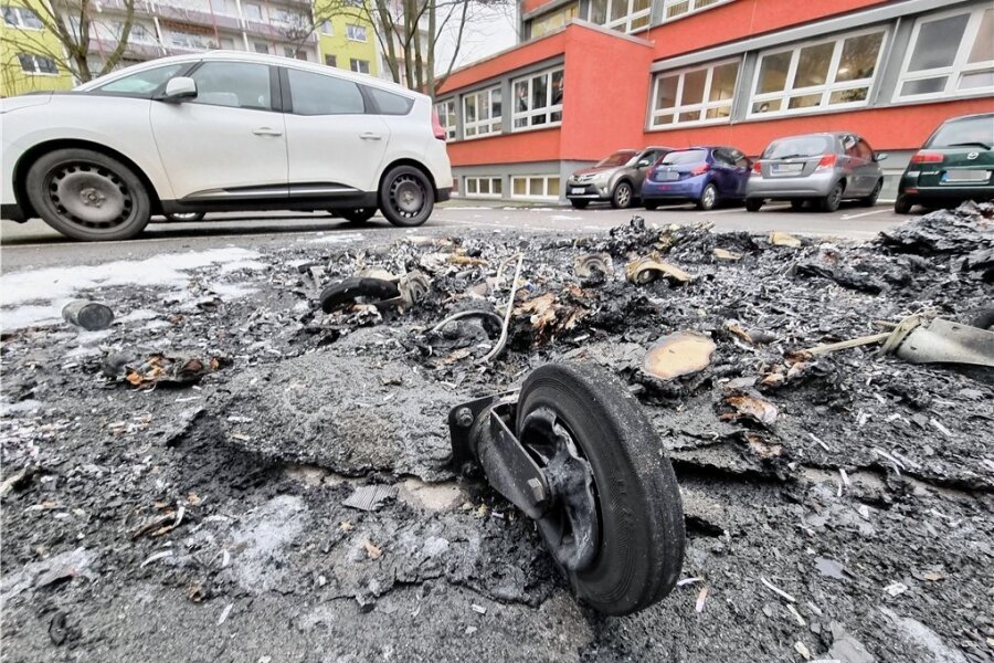Nach diesem Brand eines Müllcontainers an der Straße Usti nad Labem wurde im Februar eine heute 22 Jahre alte Frau auf frischer Tat gestellt. Für die Justiz keine Unbekannte, wurde sie nun verurteilt. 