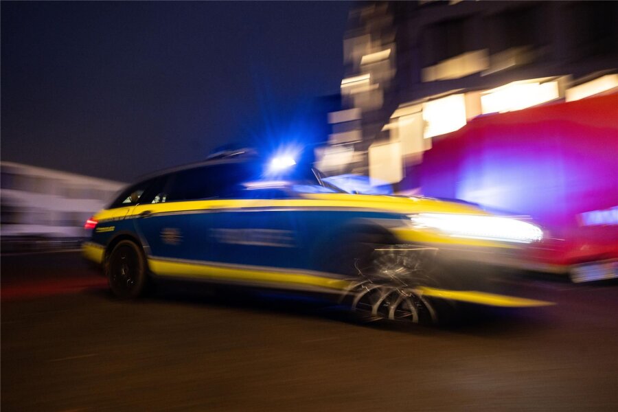 Urteil im Fall der Verfolgungsjagd mit gestohlenem Auto in Chemnitz - Im Juli 2023 mussten zwei Autodiebe nicht nur vor der Polizei fliehen, sondern auch vor den wachsamen Besitzern des VW-Transporters, den sie zuvor mit einem Schlüsselnachbau geöffnet und gestartet hatten. (Symbolbild)